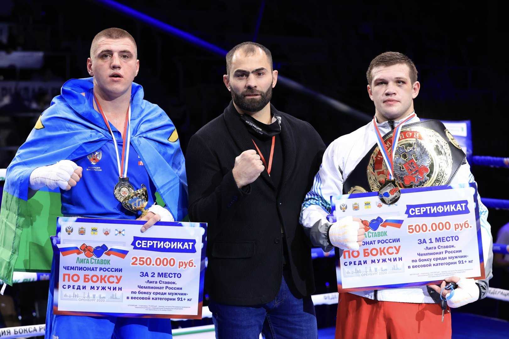 Денис лебедев боксер в отпуске возвращает свой чемпионский пояс