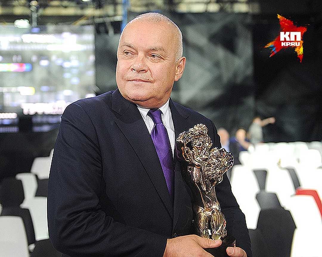 Дмитрий дюжев: путь к успеху, яркие роли, утраты и счастливый брак статного актера